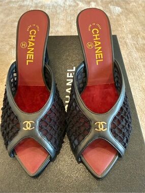 CHANEL Black Coco Beach 2026 Mules